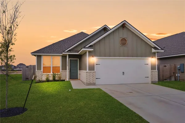 a view of a house with backyard