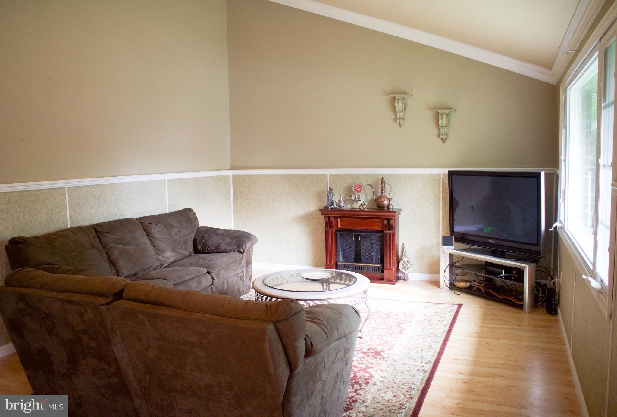 13201 Bluhill Road Silver Spring, MD 20906 - Photo 8 of 23 Living Room