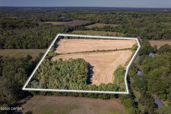 a view of a back yard from a balcony