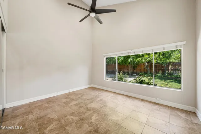 a view of livingroom with furniture and ceiling fan