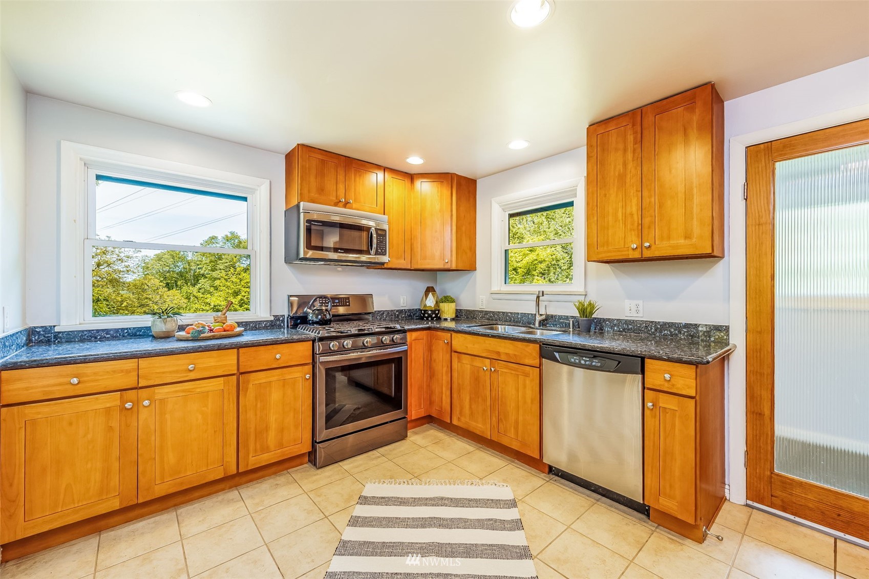 5138 South Ruggles Street Seattle, WA 98178 - Photo 8 of 40 Gallery Image 8