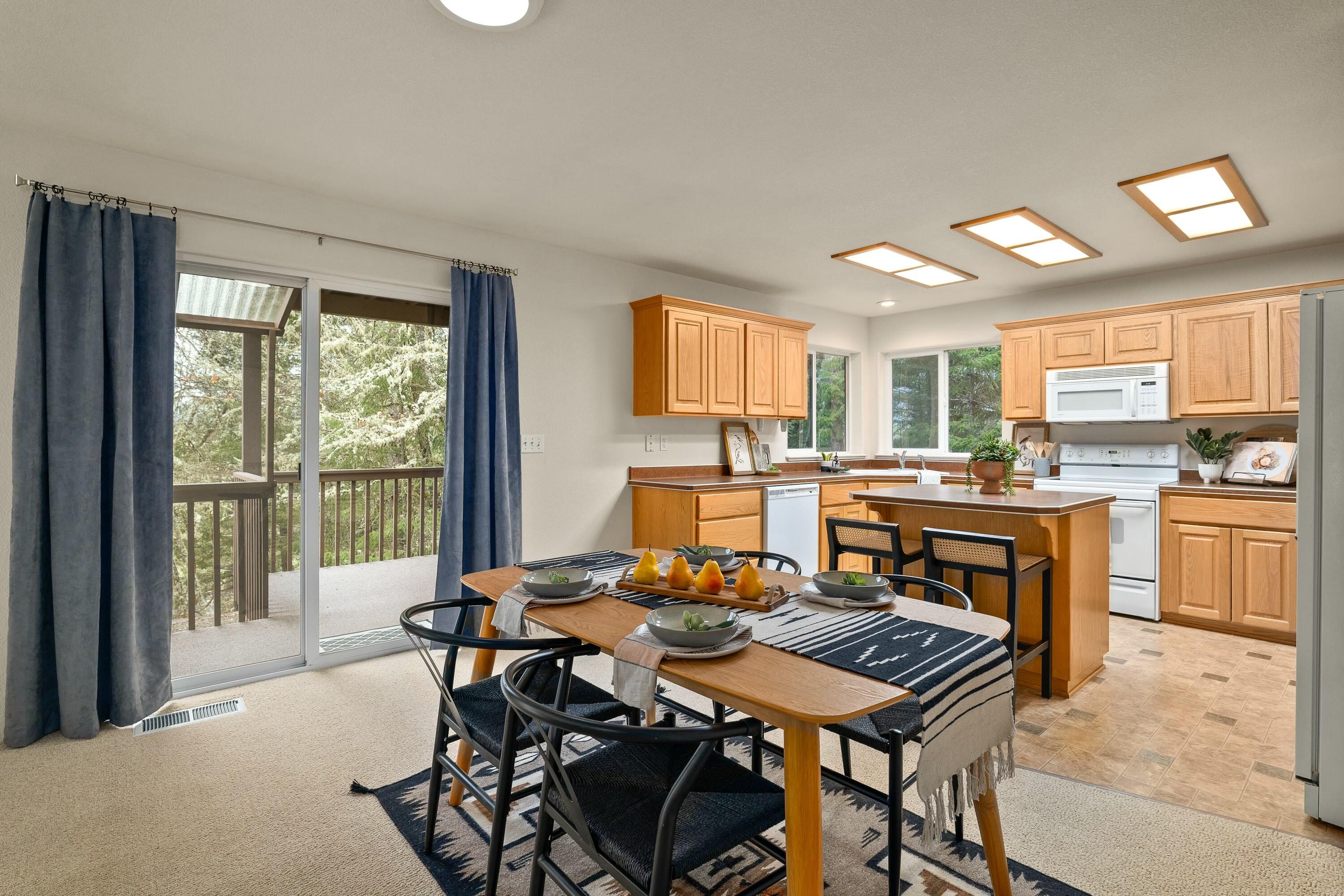 11460 Lower River Road Grants Pass, OR 97526 - Photo 8 of 49 Dining/Kitchen
