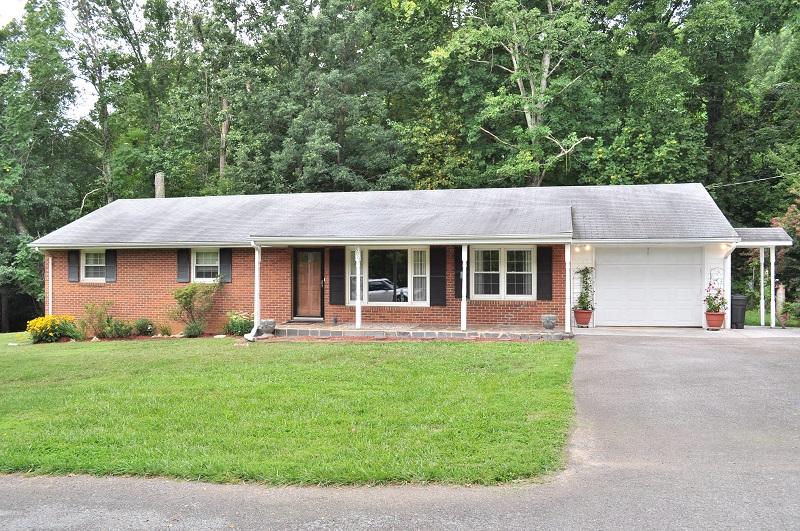 806 Lee Road Salem, VA 24153 - Photo 2 of 24 Spacious ranch
