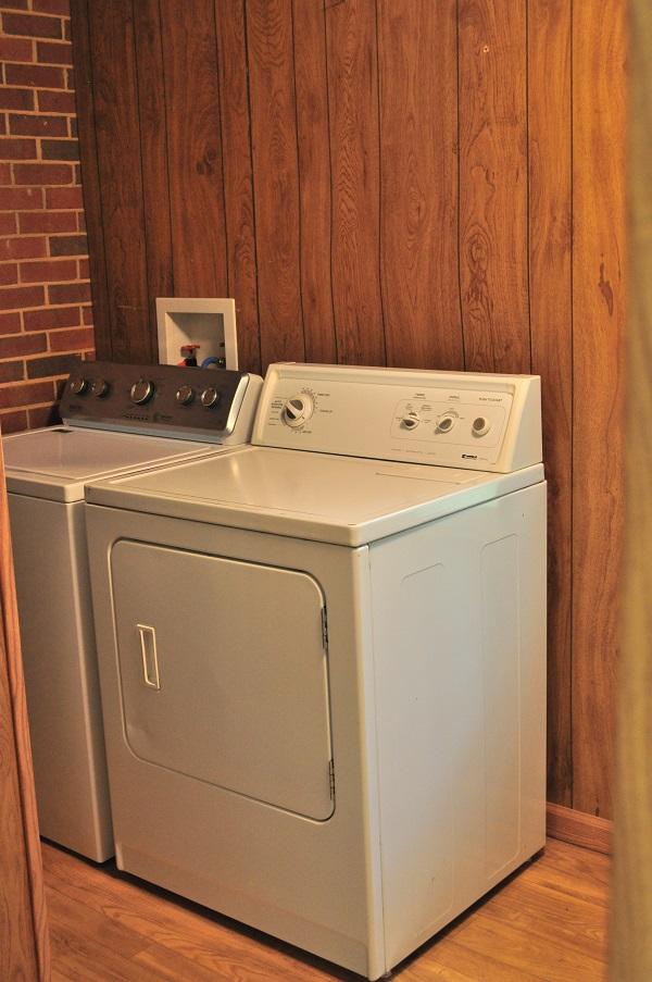 806 Lee Road Salem, VA 24153 - Photo 17 of 24 Laundry room