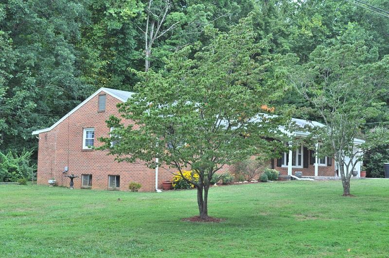 806 Lee Road Salem, VA 24153 - Photo 3 of 24 Private setting