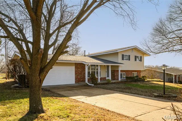 $369,900 | 802 Delhurst Drive, Manchester, MO 63021