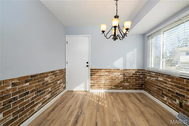 $359,900 | 802 Delhurst Drive, Manchester, MO 63021