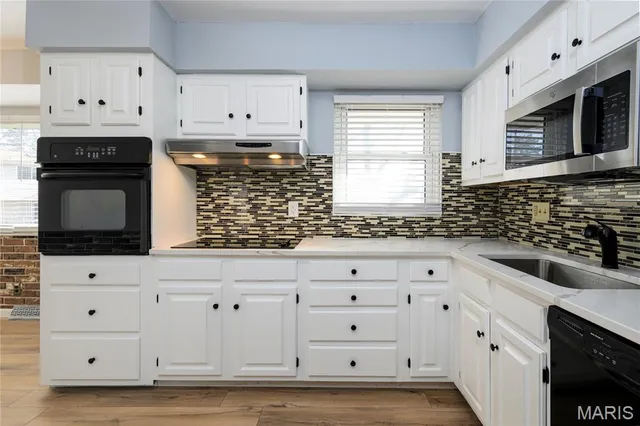 $359,900 | 802 Delhurst Drive, Manchester, MO 63021