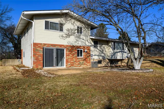 $359,900 | 802 Delhurst Drive, Manchester, MO 63021