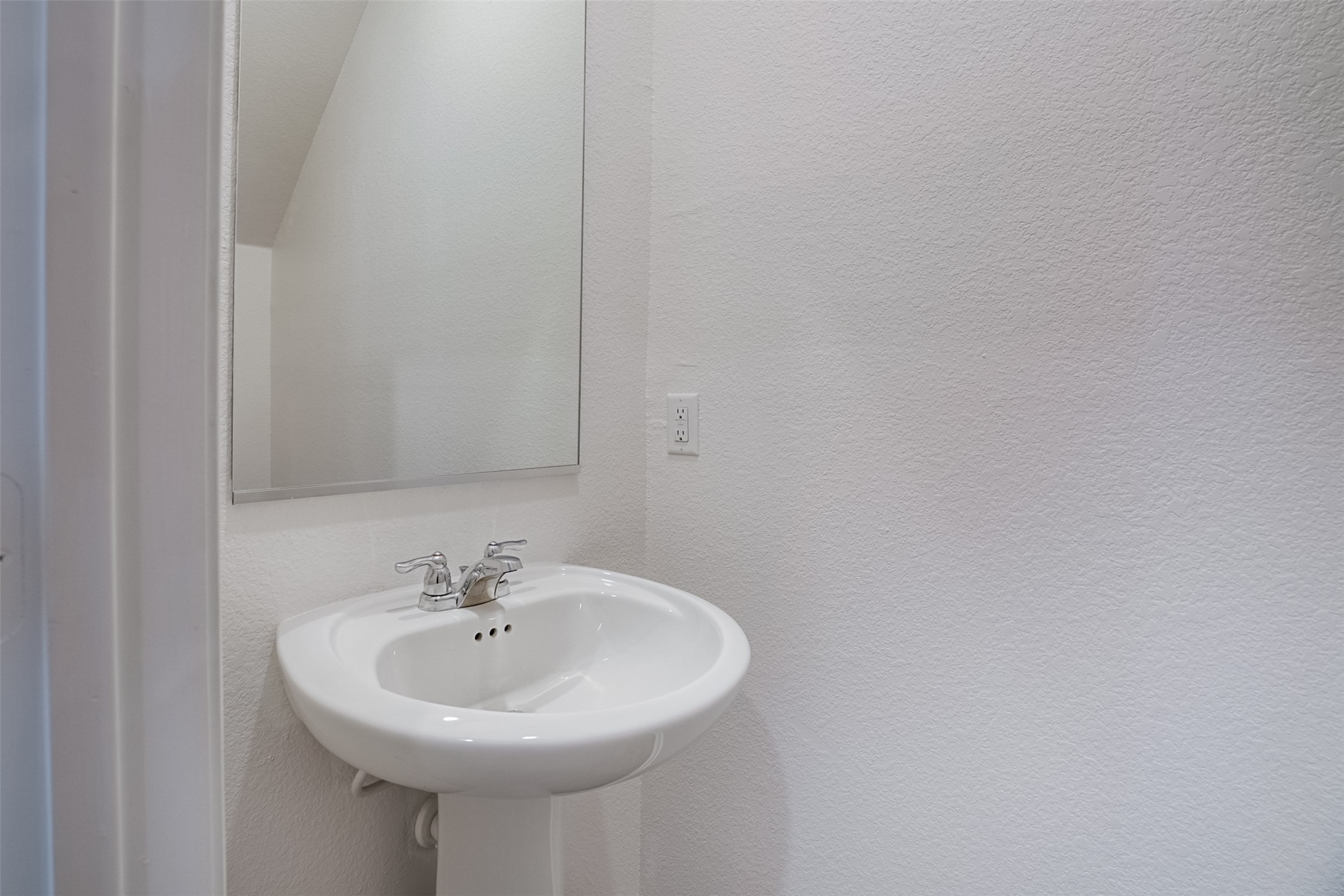 428 Gabbro Gardens Maxwell, TX 78656 - Photo 9 of 26 Bathroom featuring a textured wall