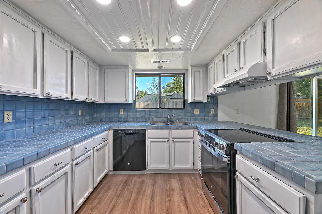 2429 East Barnett Road Medford, OR 97504 - Photo 10 of 25 DSC_1247