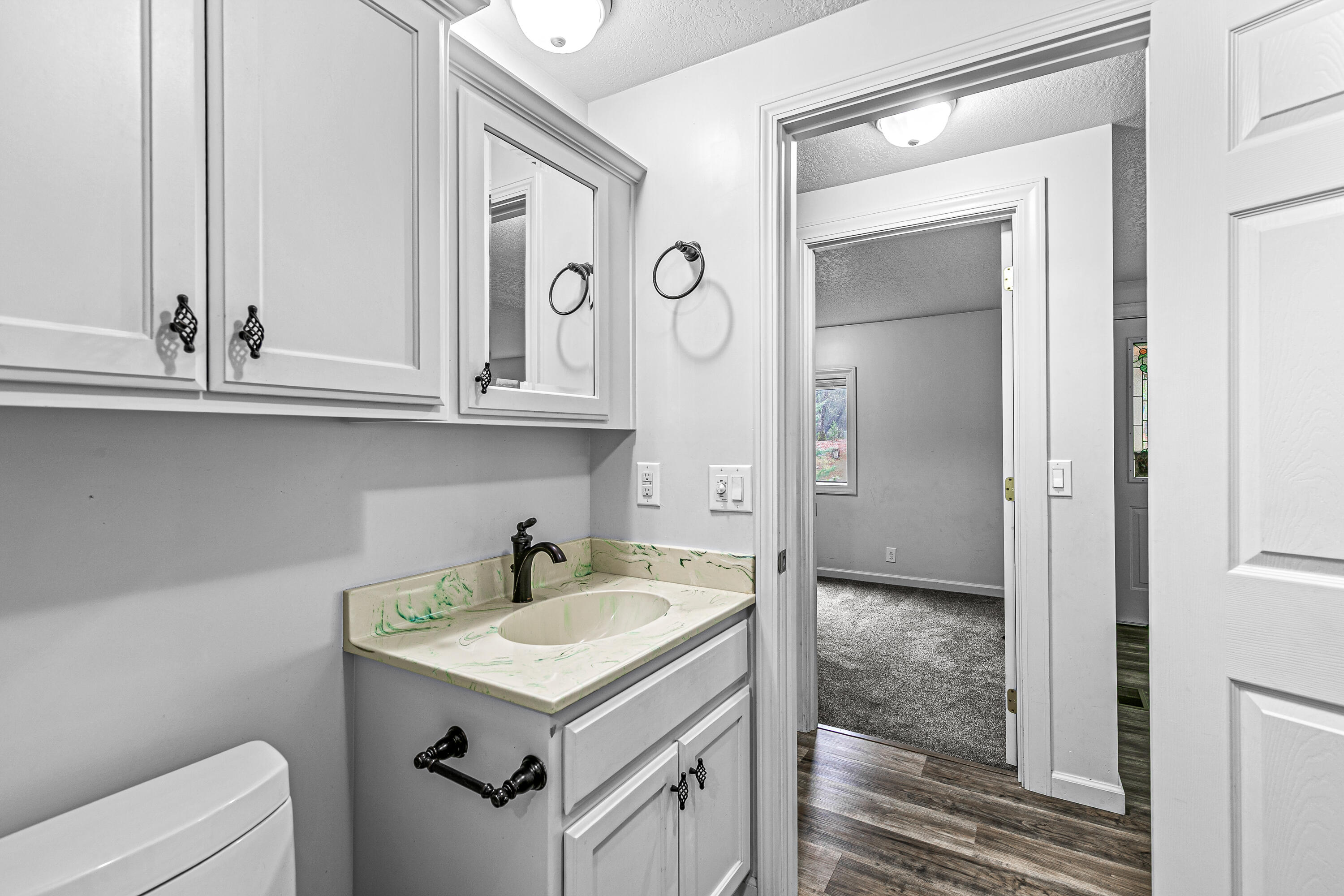 420 Crystal Springs Road Grants Pass, OR 97527 - Photo 25 of 40 Guest bathroom