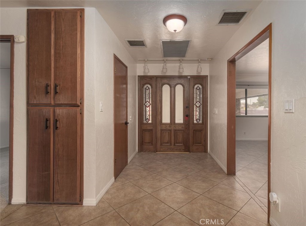 14760 Keota Road Apple Valley, CA 92307 - Photo 8 of 34 en view interior of a house and an entryway door