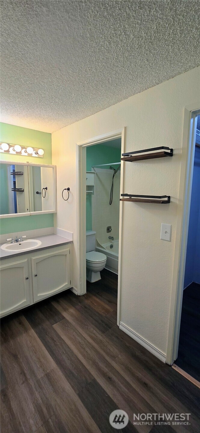 820 Cady Road, Unit H304 Everett, WA 98203 - Photo 16 of 28 a room with two washing machine