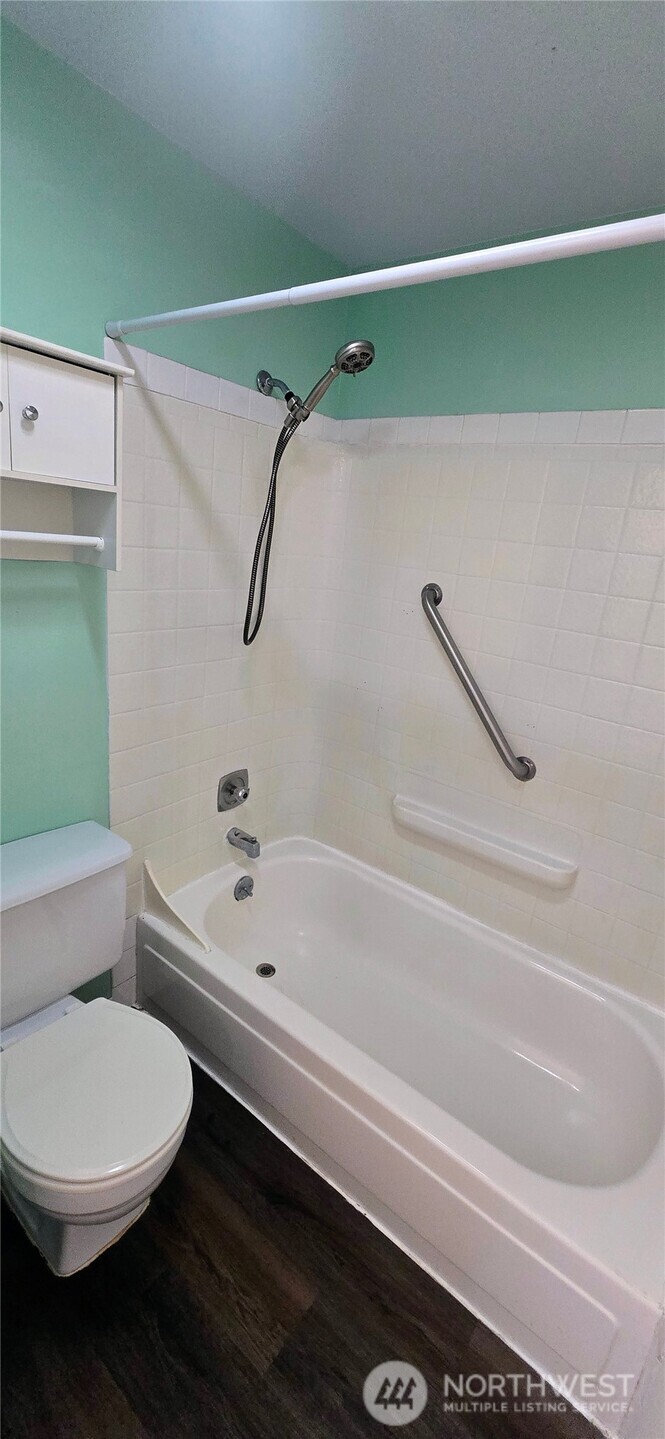 820 Cady Road, Unit H304 Everett, WA 98203 - Photo 17 of 28 a bathroom with a toilet and a bathtub
