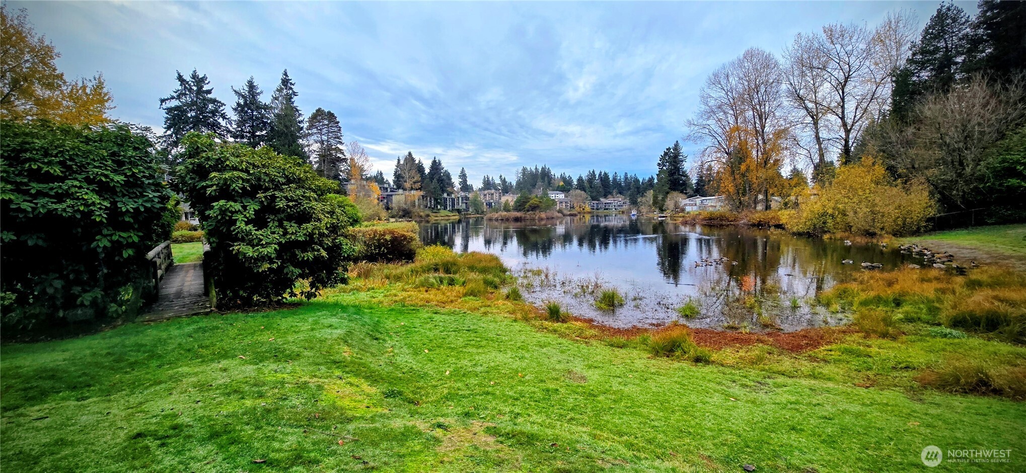 820 Cady Road, Unit H304 Everett, WA 98203 - Photo 23 of 28 a backyard of a house with table and chairs