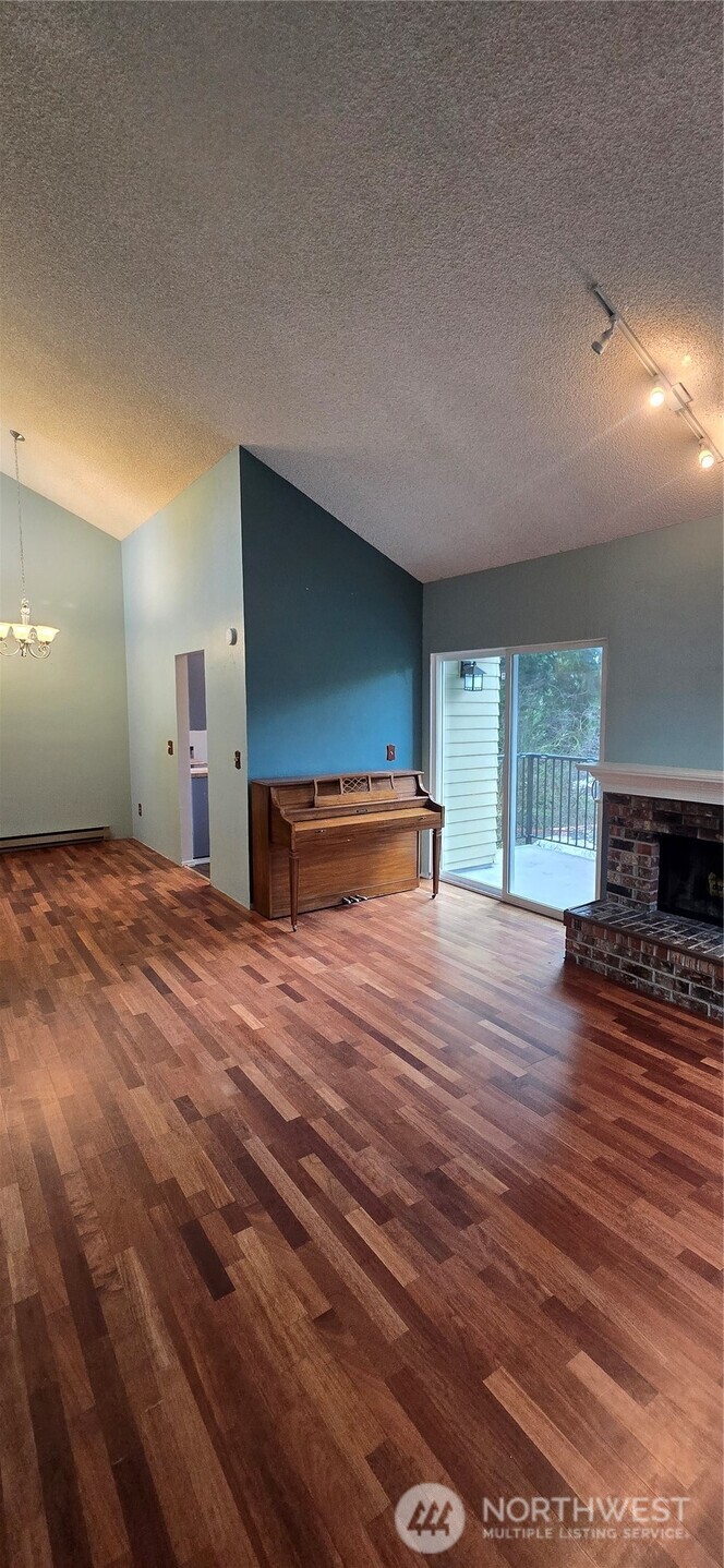 820 Cady Road, Unit H304 Everett, WA 98203 - Photo 10 of 28 a bedroom with a bed and a flat screen tv