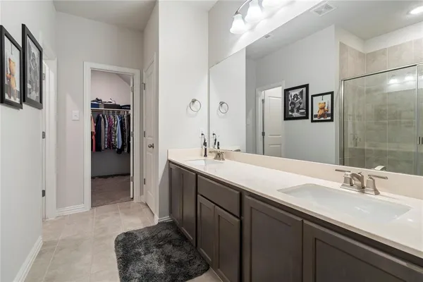 a en suite bathroom with a sink and a mirror