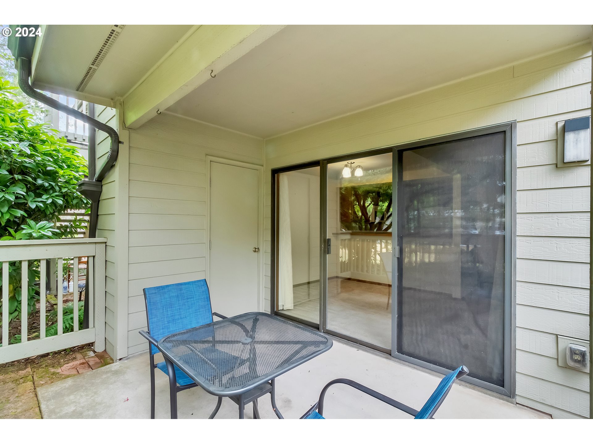 2051 Lake Isle Terrace Eugene, OR 97401 - Photo 23 of 36 a view of outdoor seating