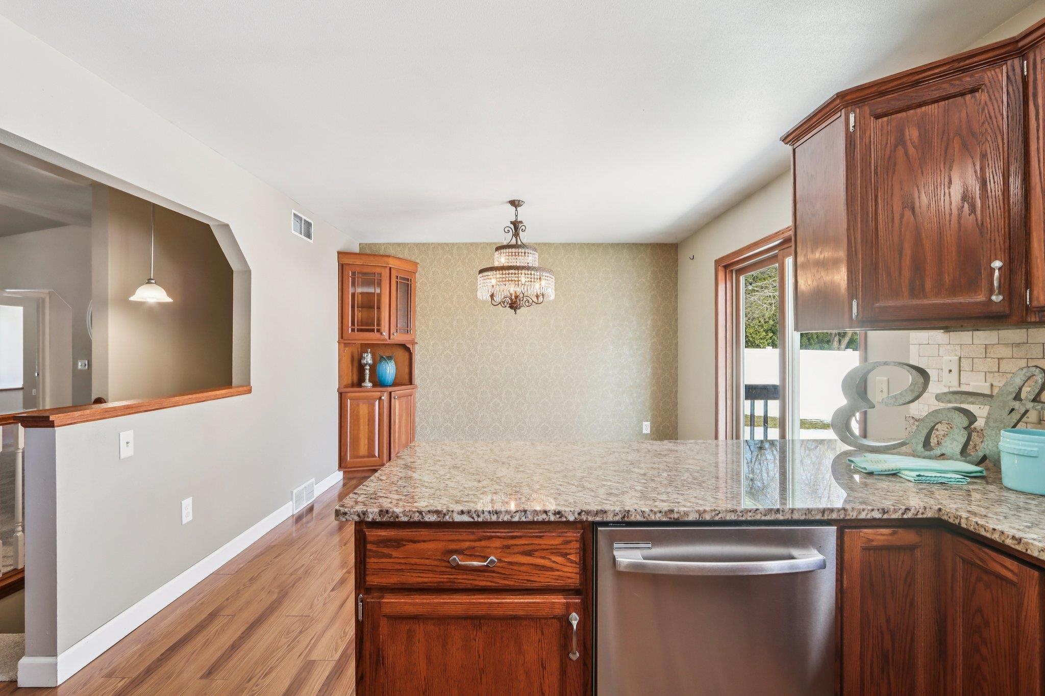 1008 Eric Lane Waunakee, WI 53597 - Photo 9 of 39