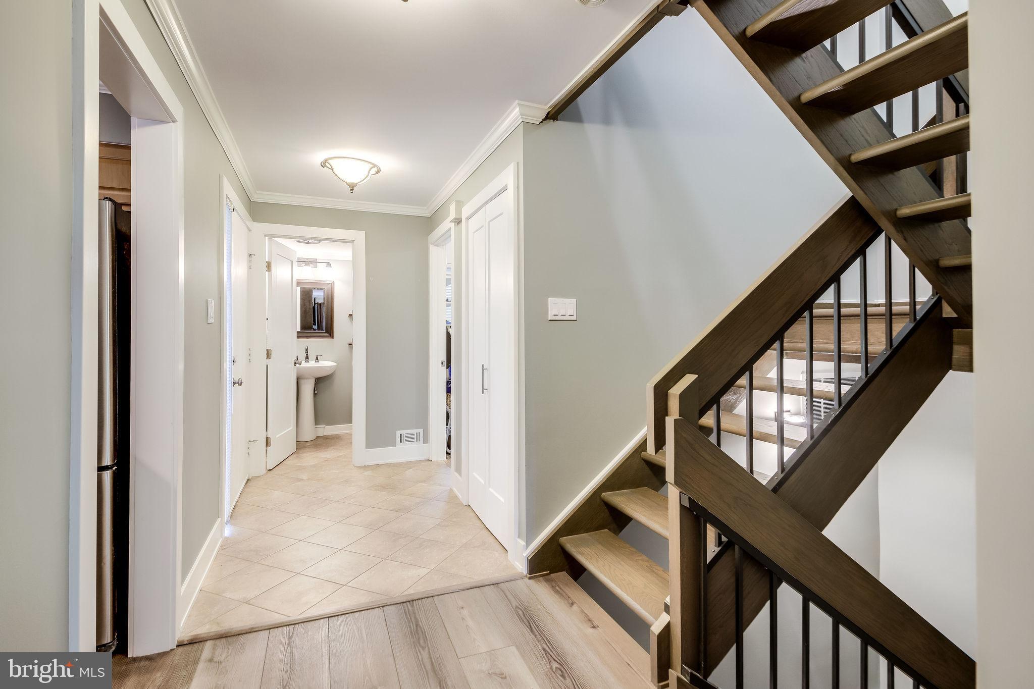 11629 Hunters Green Court Reston, VA 20191 - Photo 7 of 50 Foyer