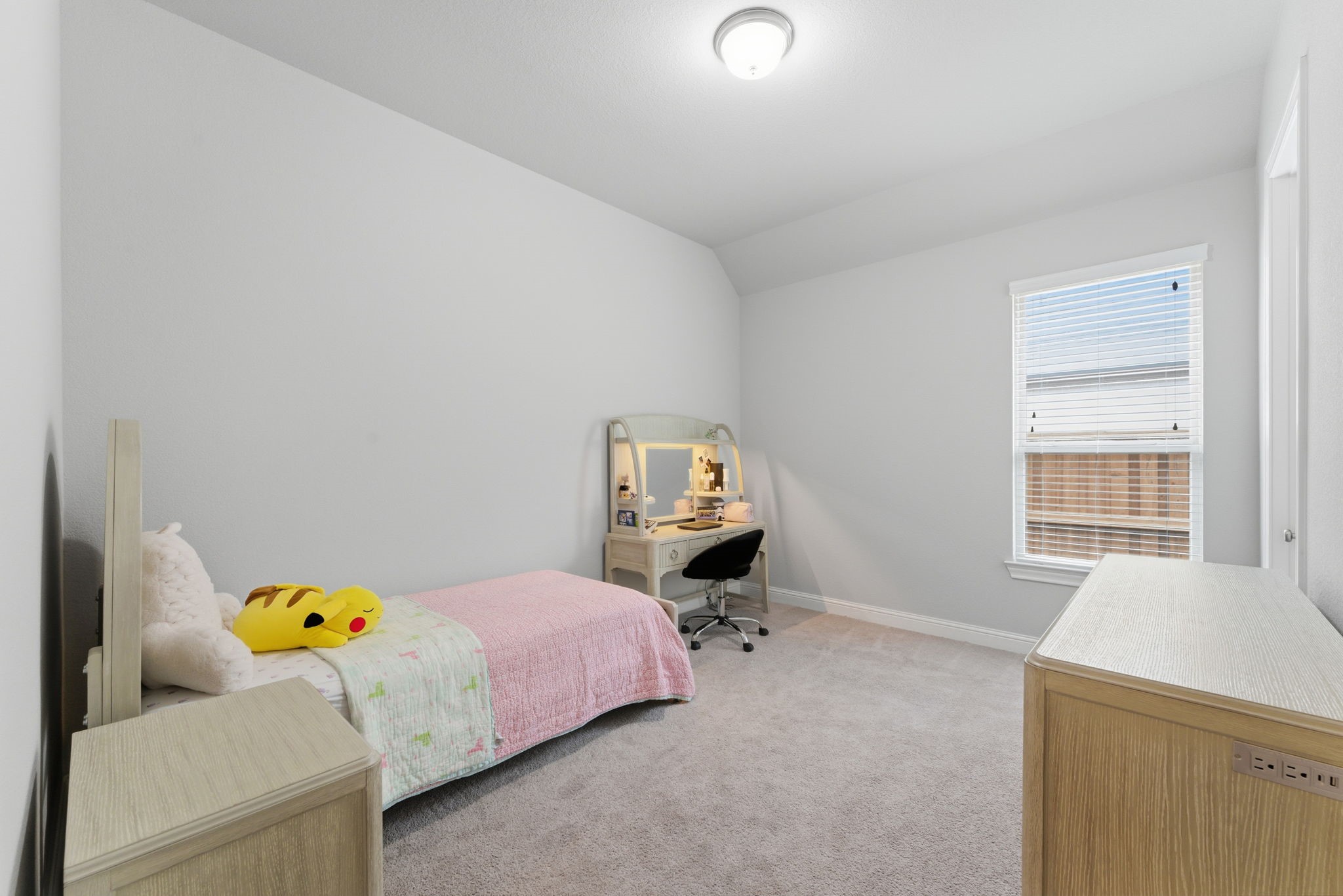 28117 Woodland Bend Way Spring, TX 77386 - Photo 13 of 48 Secondary bedroom with walk-in closet.