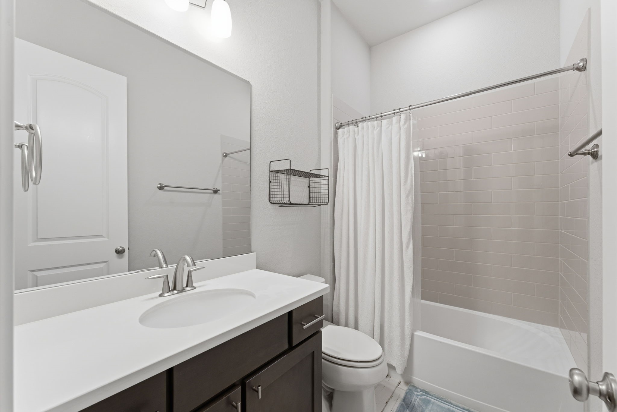 28117 Woodland Bend Way Spring, TX 77386 - Photo 14 of 48 Secondary bath complete with a tub/shower combo.