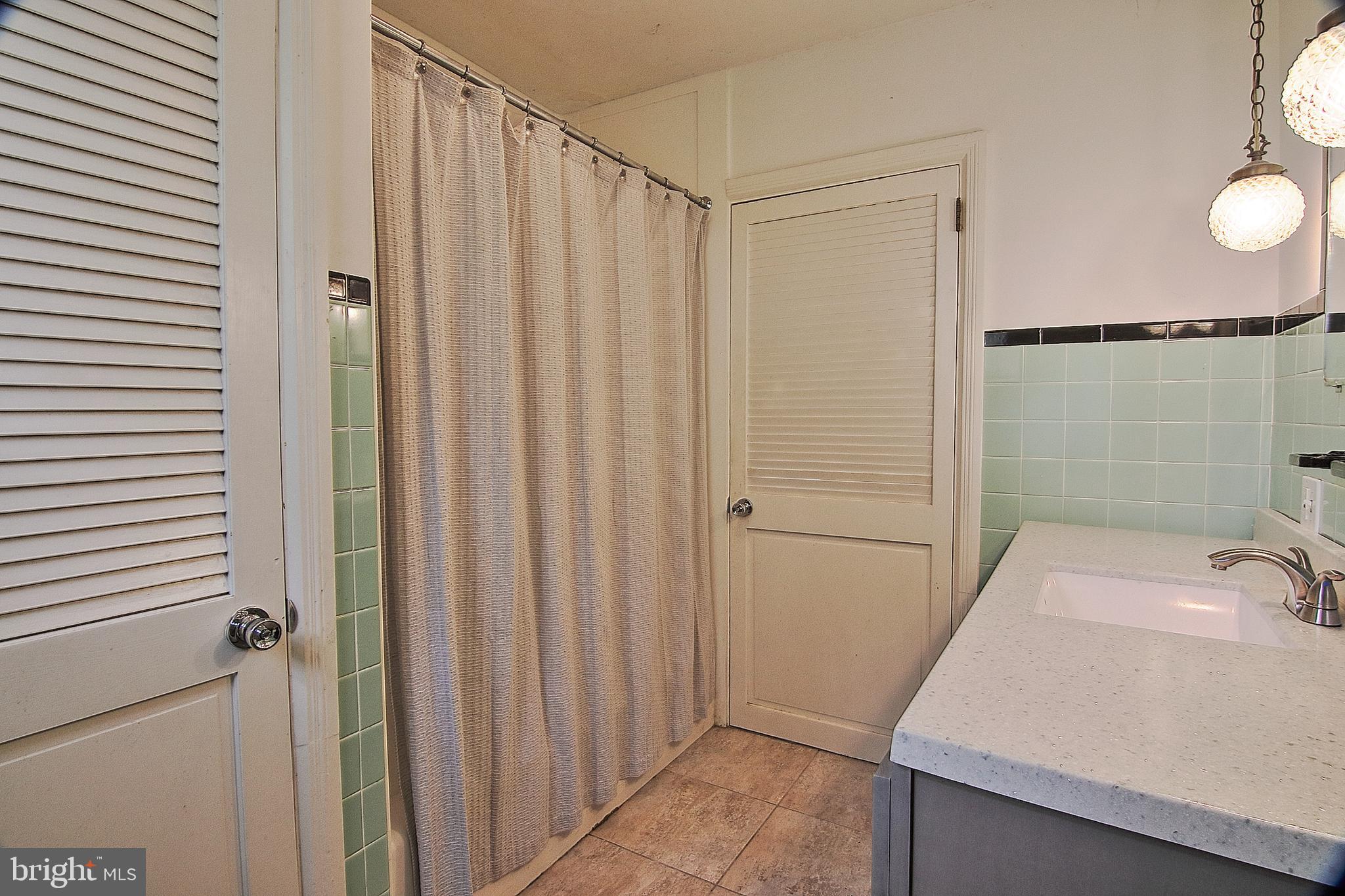 951 Grosstown Road Stowe, PA 19464 - Photo 31 of 34 Second Floor Full Bath