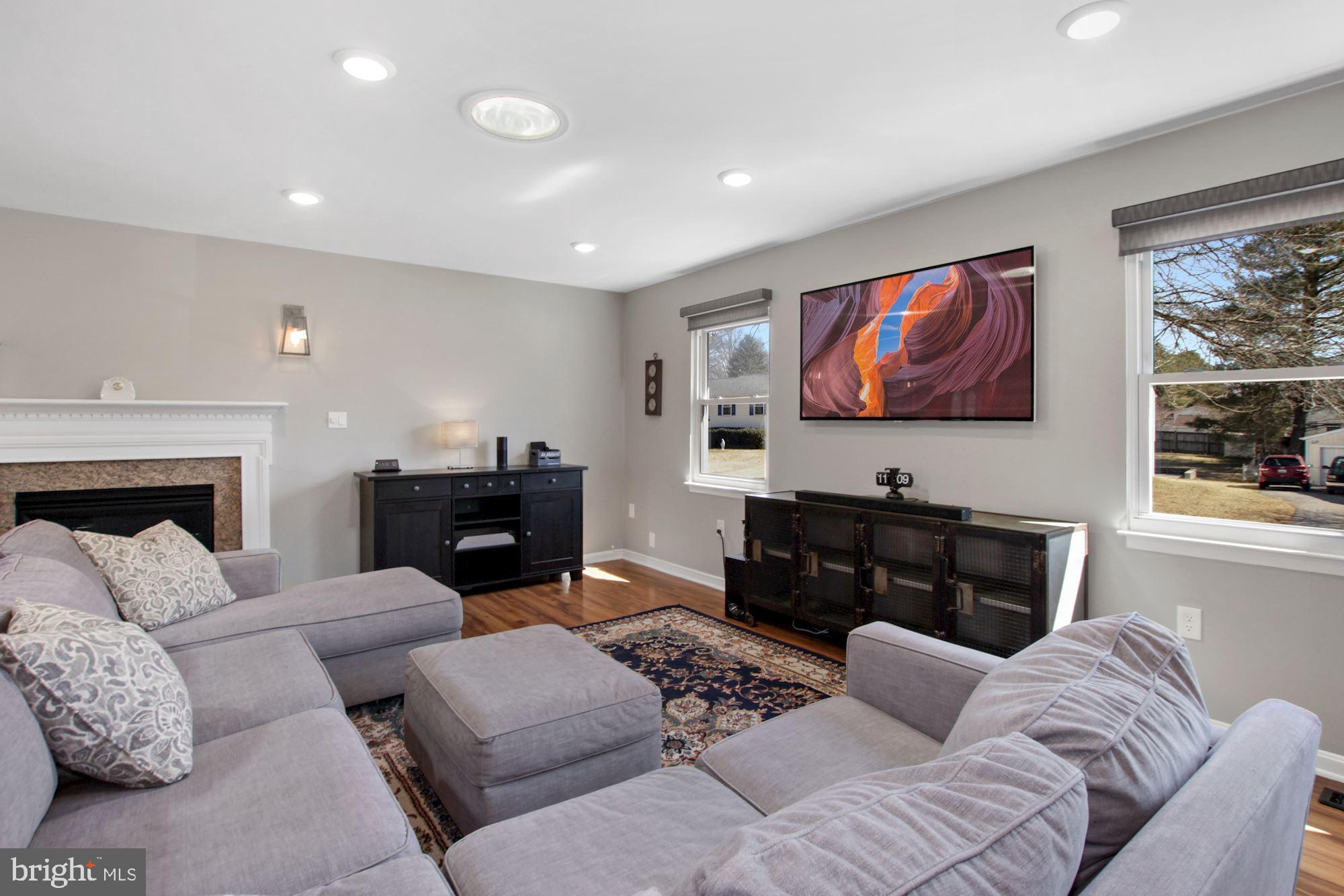 24118 Welsh Road Gaithersburg, MD 20882 - Photo 5 of 29 Main Level - Living Room