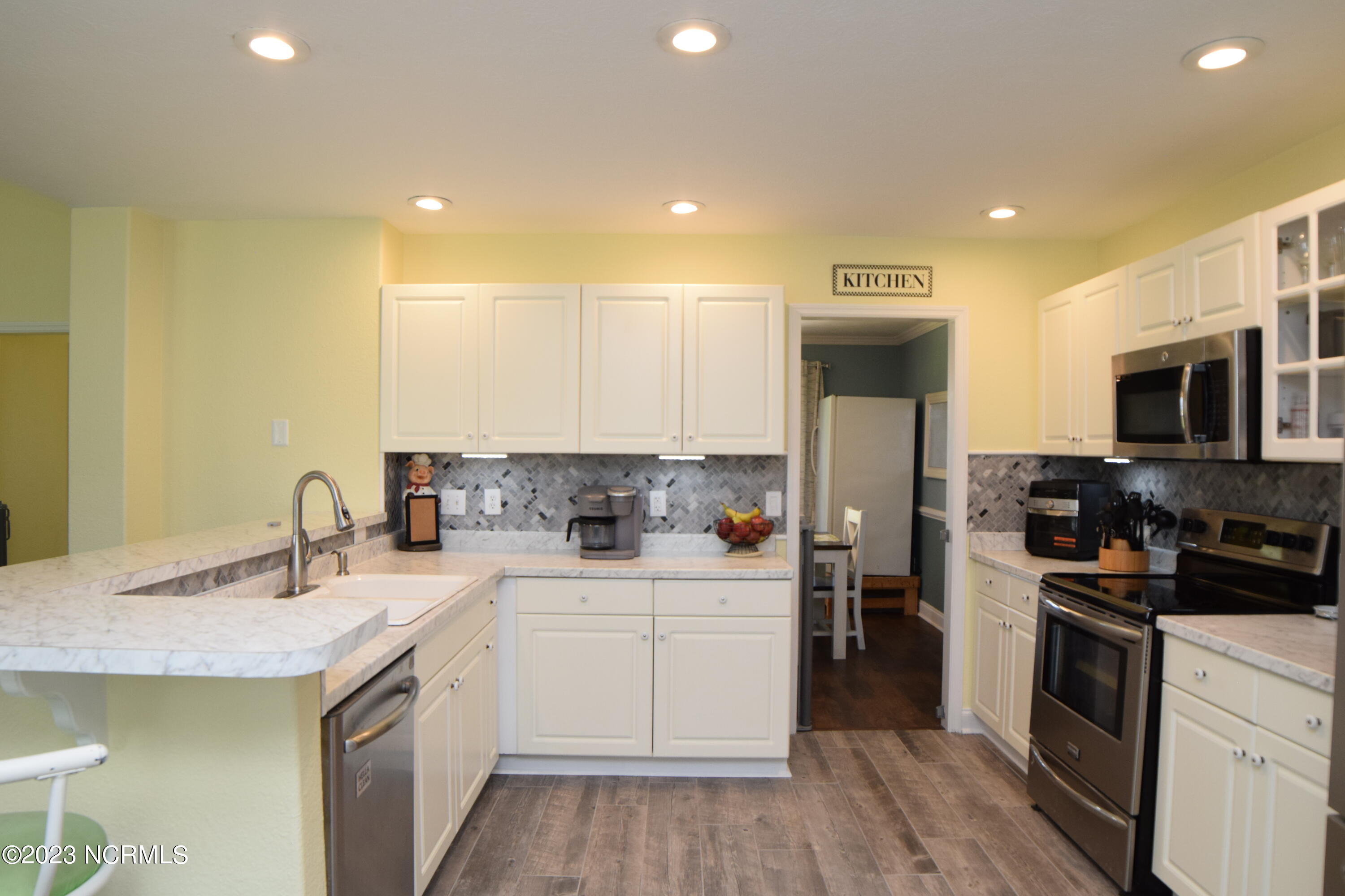 109 Moores Farm Road Havelock, NC 28532 - Photo 6 of 32 Newly remodeld kitchen
