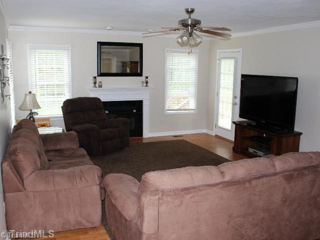 685 Sandy Cross Road Reidsville, NC 27320 - Photo 9 of 15 Living Room.
