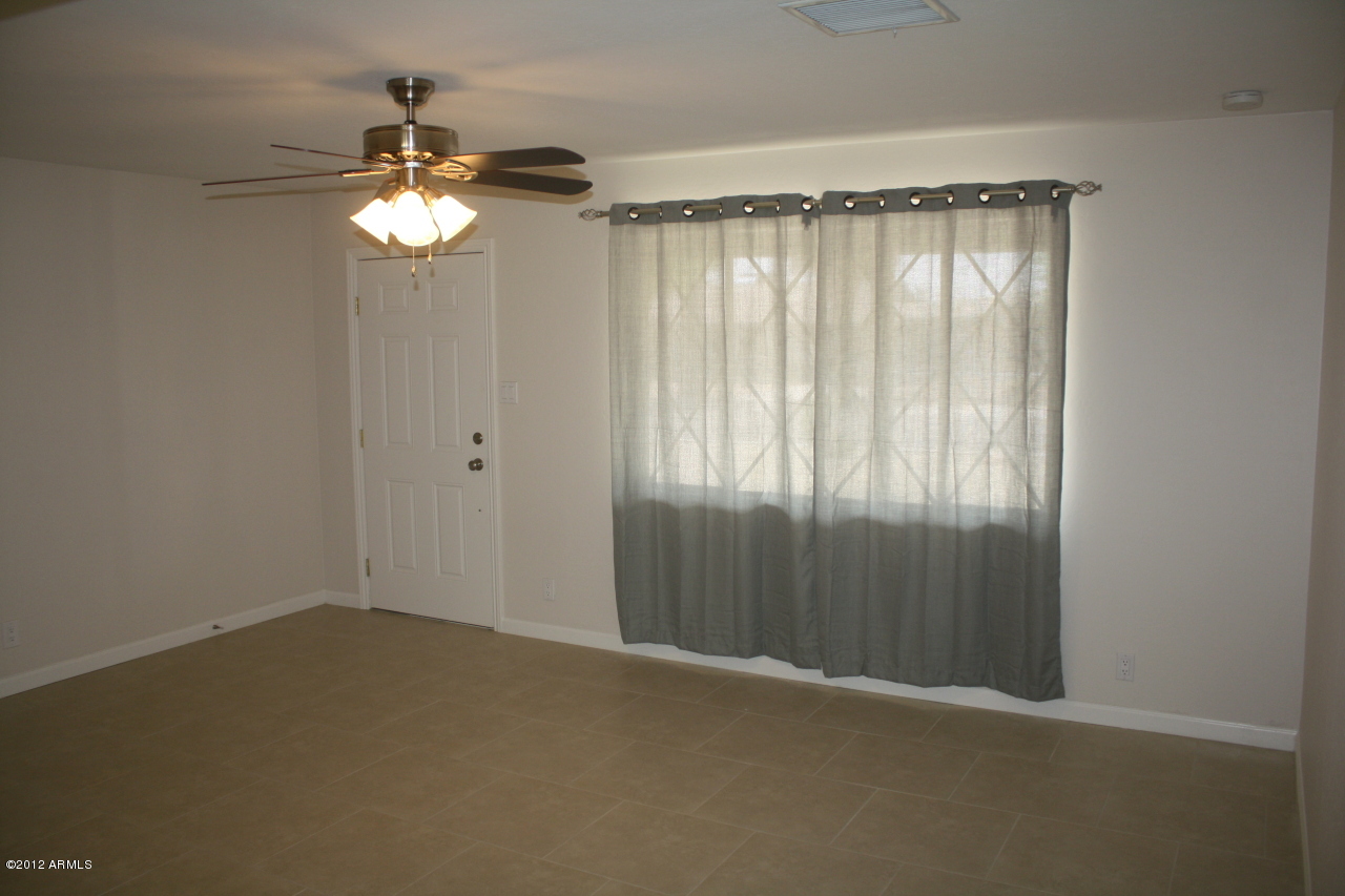 36 East Fillmore Street Tempe, AZ 85288 - Photo 4 of 13 Living room
