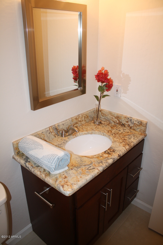 36 East Fillmore Street Tempe, AZ 85288 - Photo 6 of 13 hallway bath