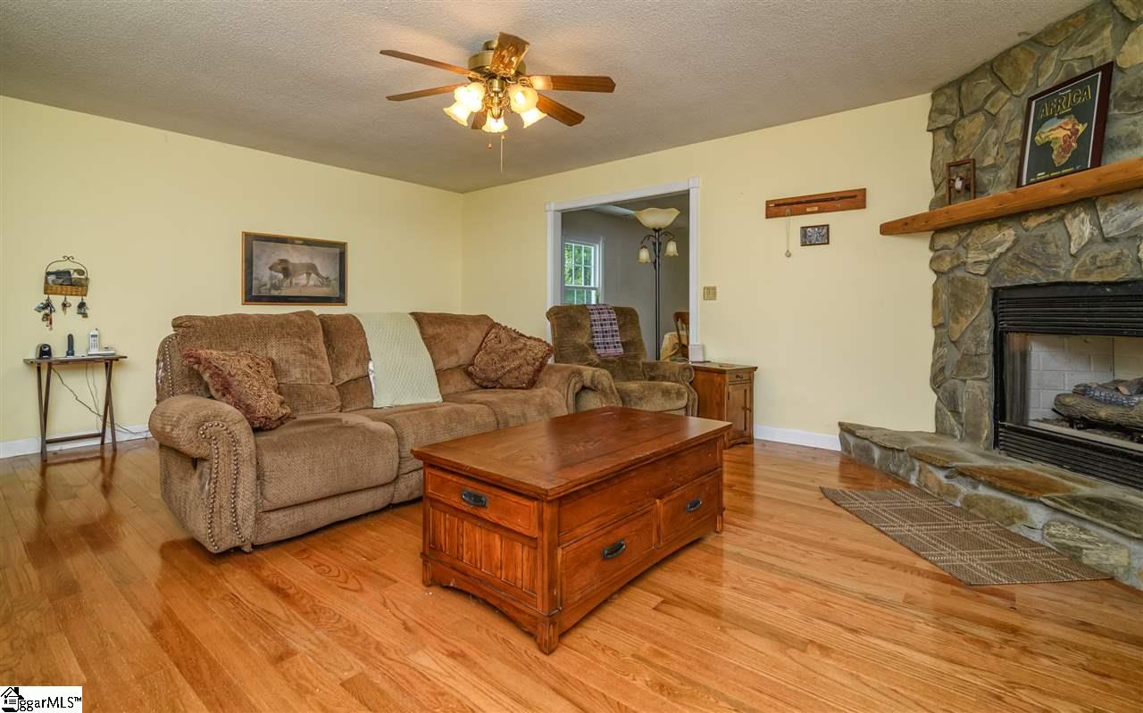 672 Pleasant View Road Pickens, SC 29671 - Photo 5 of 36