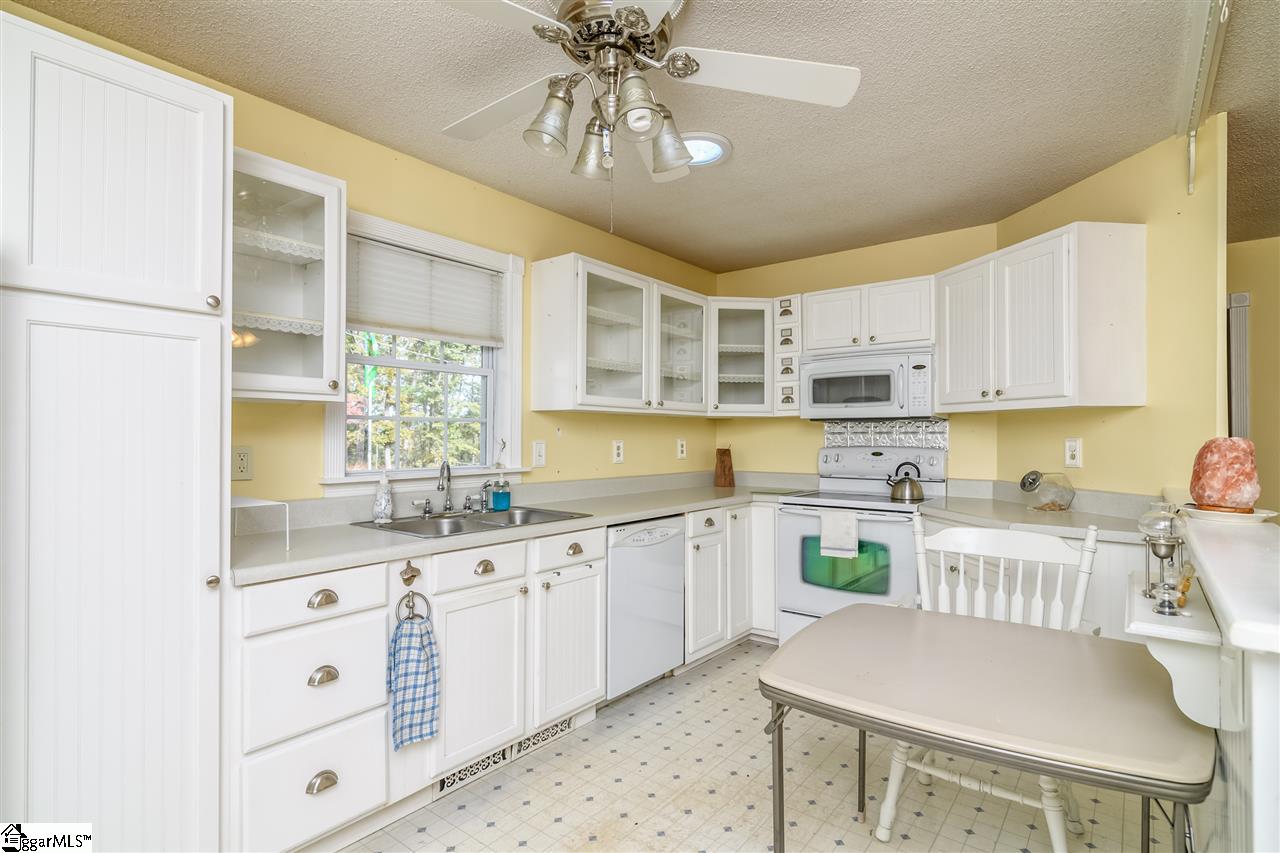 672 Pleasant View Road Pickens, SC 29671 - Photo 10 of 36