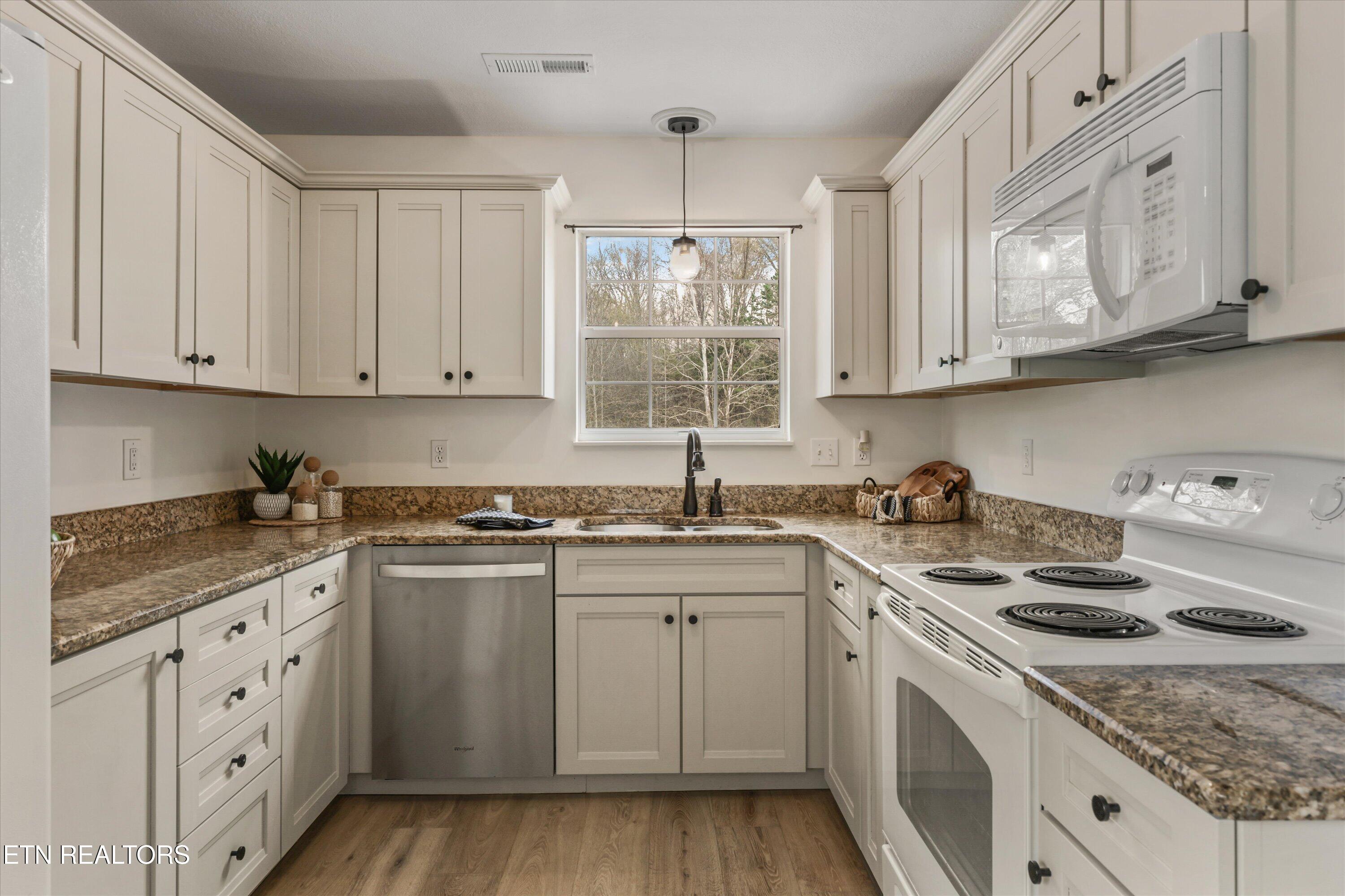 8218 Jack Russell Court Powell, TN 37849 - Photo 15 of 38 Kitchen