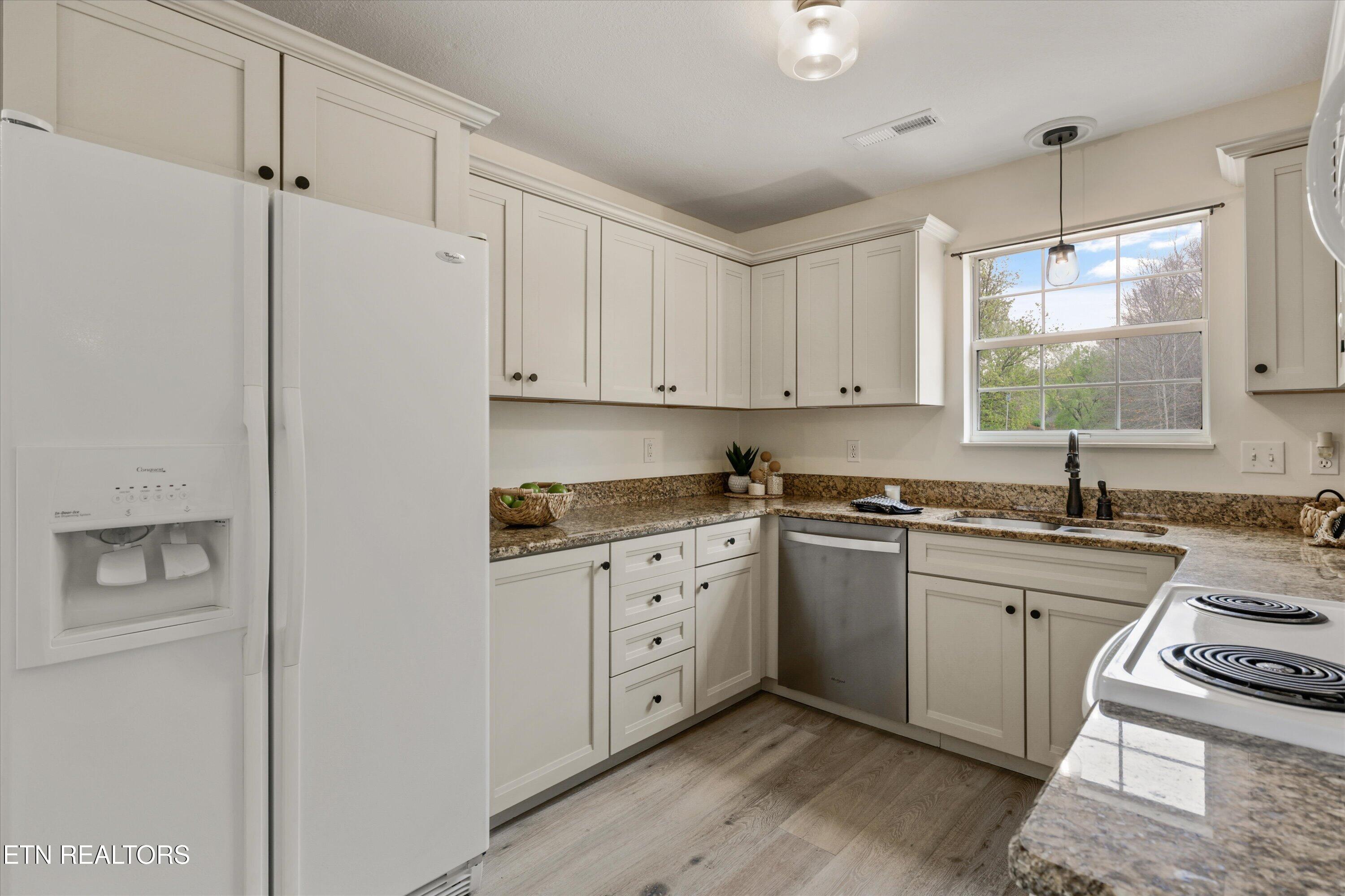 8218 Jack Russell Court Powell, TN 37849 - Photo 16 of 38 Kitchen