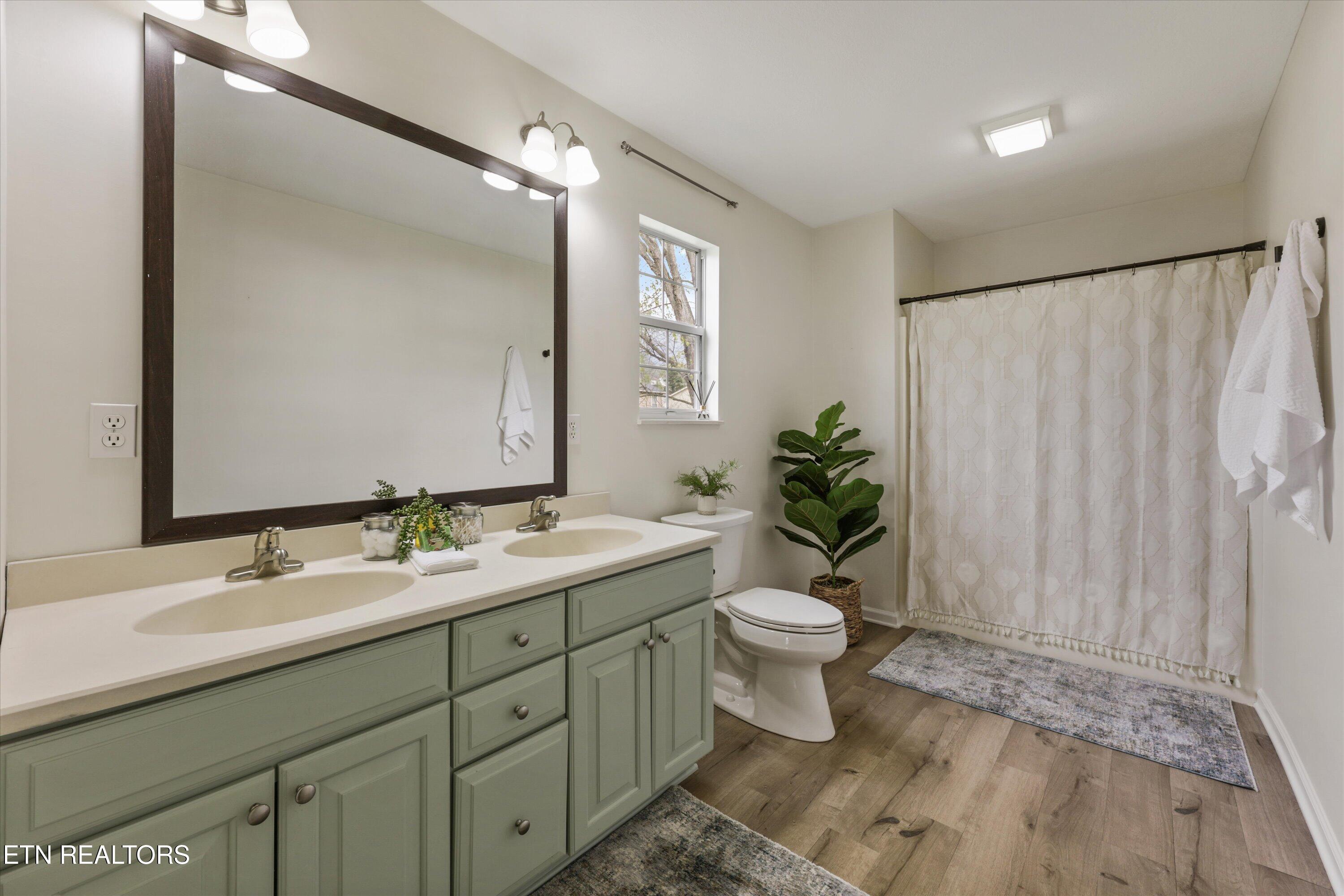 8218 Jack Russell Court Powell, TN 37849 - Photo 21 of 38 Master Bathroom