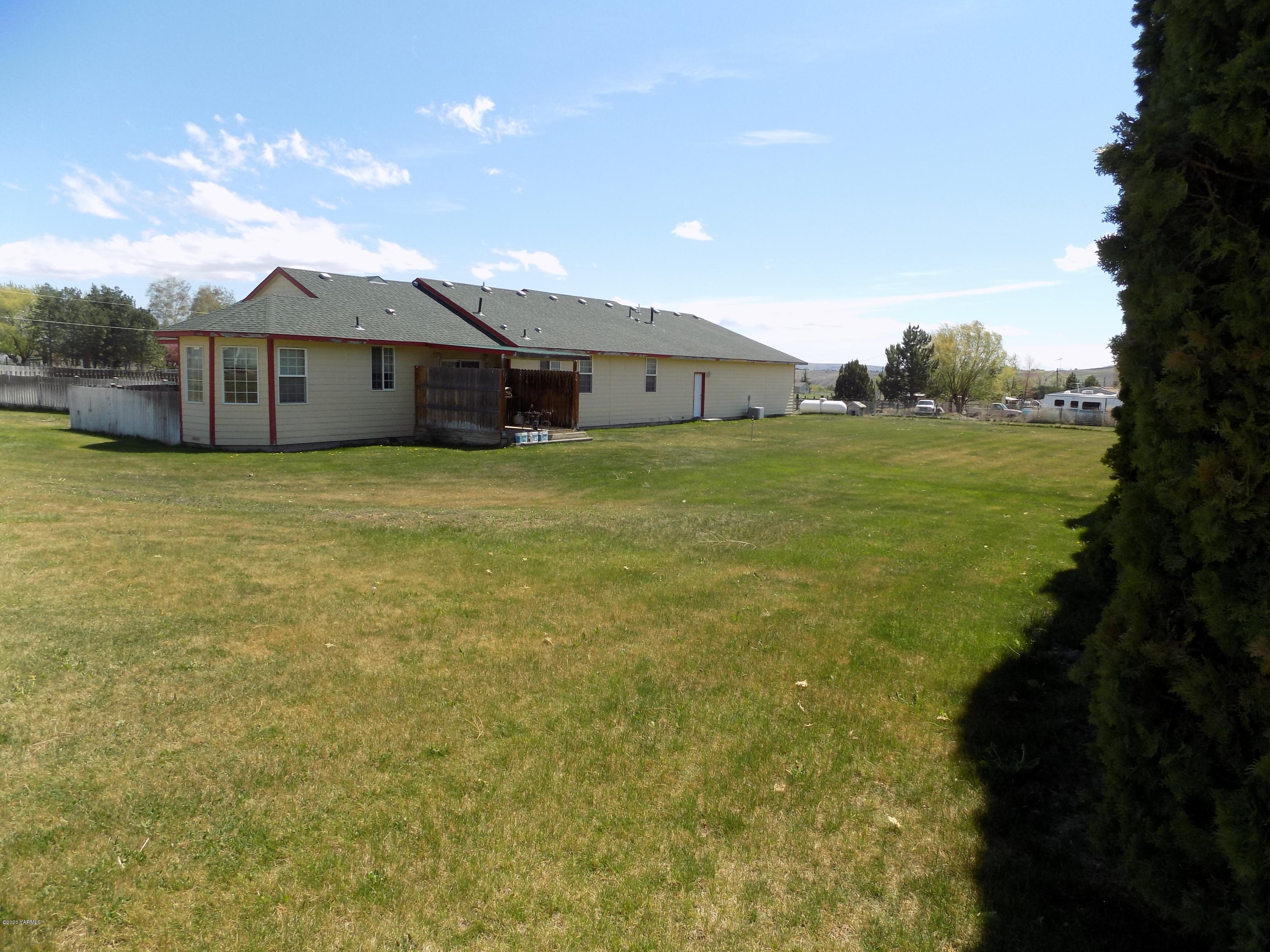760 Sheep Co Road Selah, WA 98942 - Photo 22 of 37 a dirt road with an ocean view