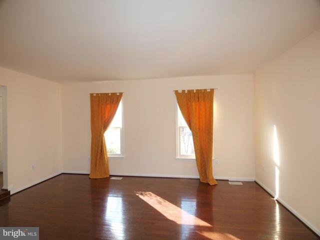 517 Cosgrave Way Silver Spring, MD 20902 - Photo 3 of 21 Living Room