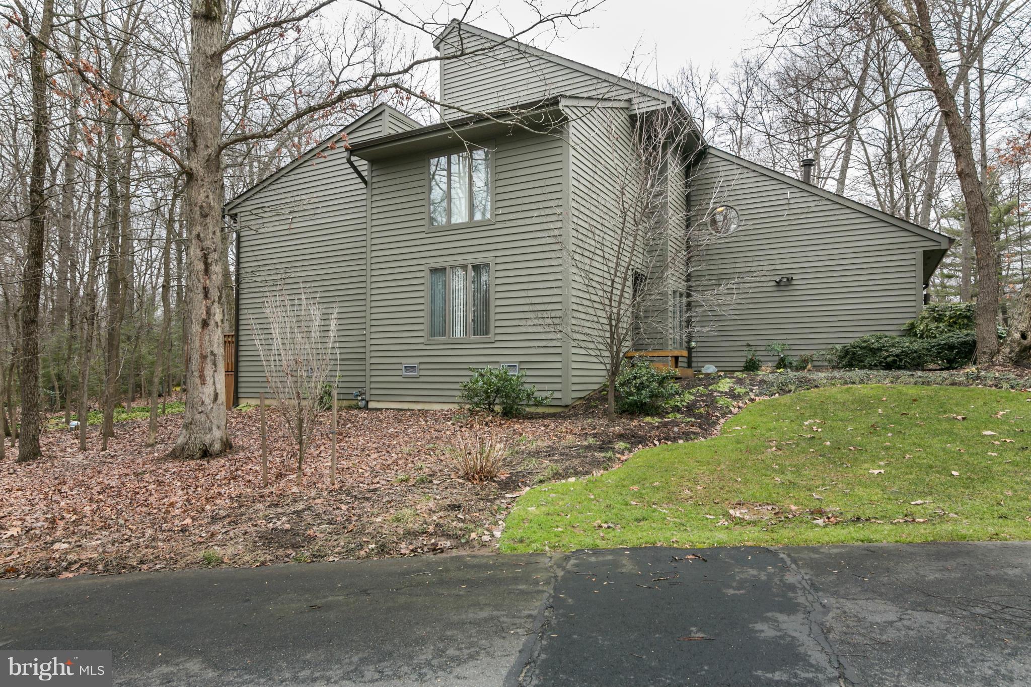 11915 State Rte 4707 Reston, VA 20191 - Photo 28 of 30 a backyard of a house with plants and trees