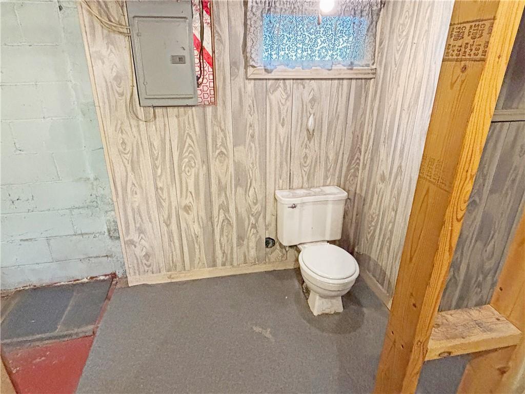 1701 Indiana Avenue Monaca, PA 15061 - Photo 25 of 33 a bathroom with a toilet and a tub