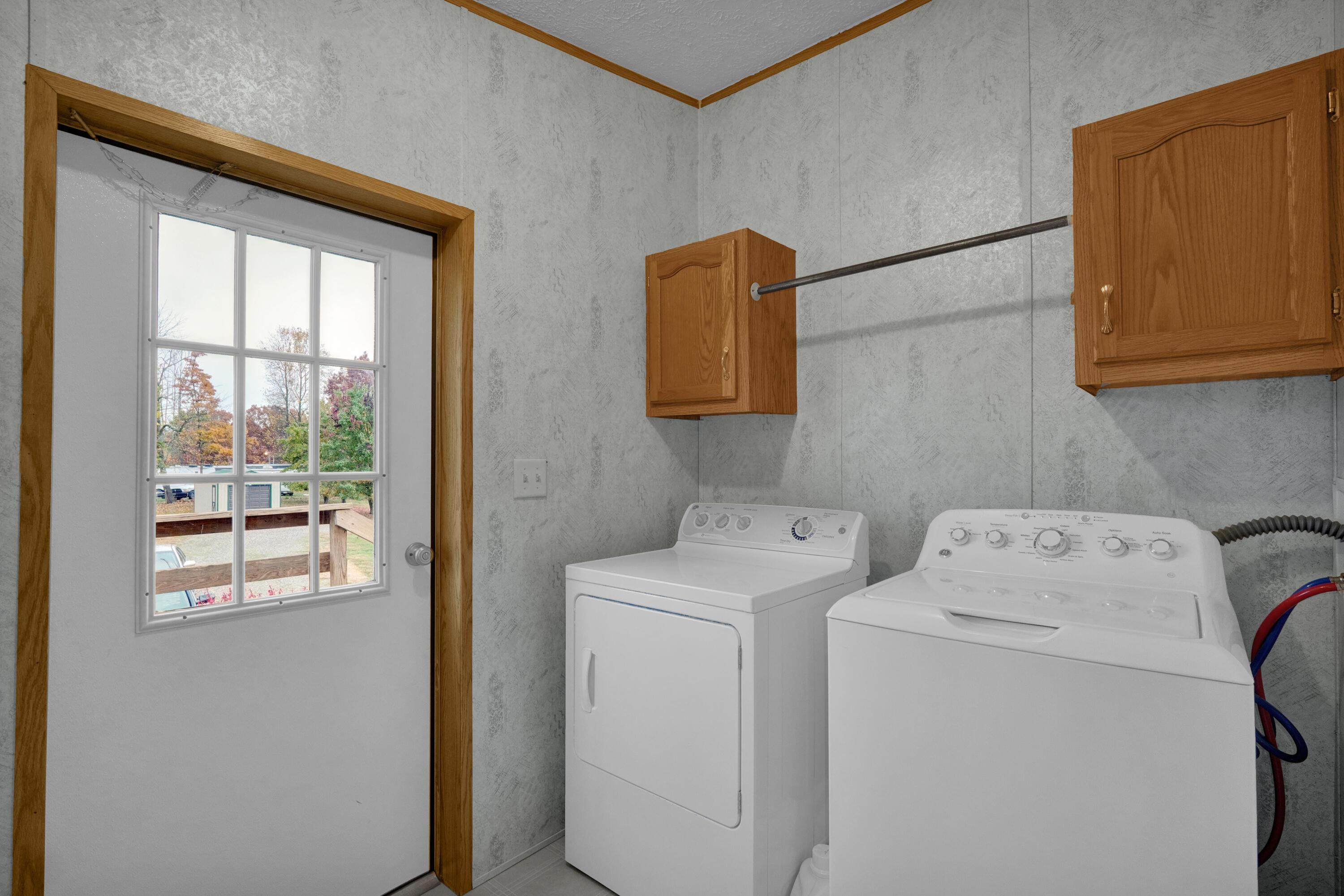 4550 Hunt Road Hopewell, OH 43746 - Photo 13 of 37 Laundry room with storage