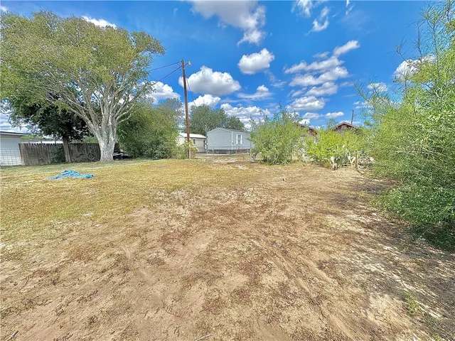 a view of a yard with a house