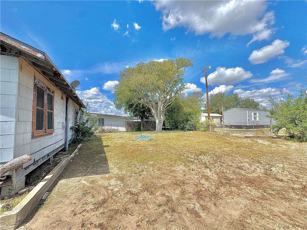 604 East Magnolia Street Freer, TX 78357 - Photo 5 of 17 a view of a house with a yard