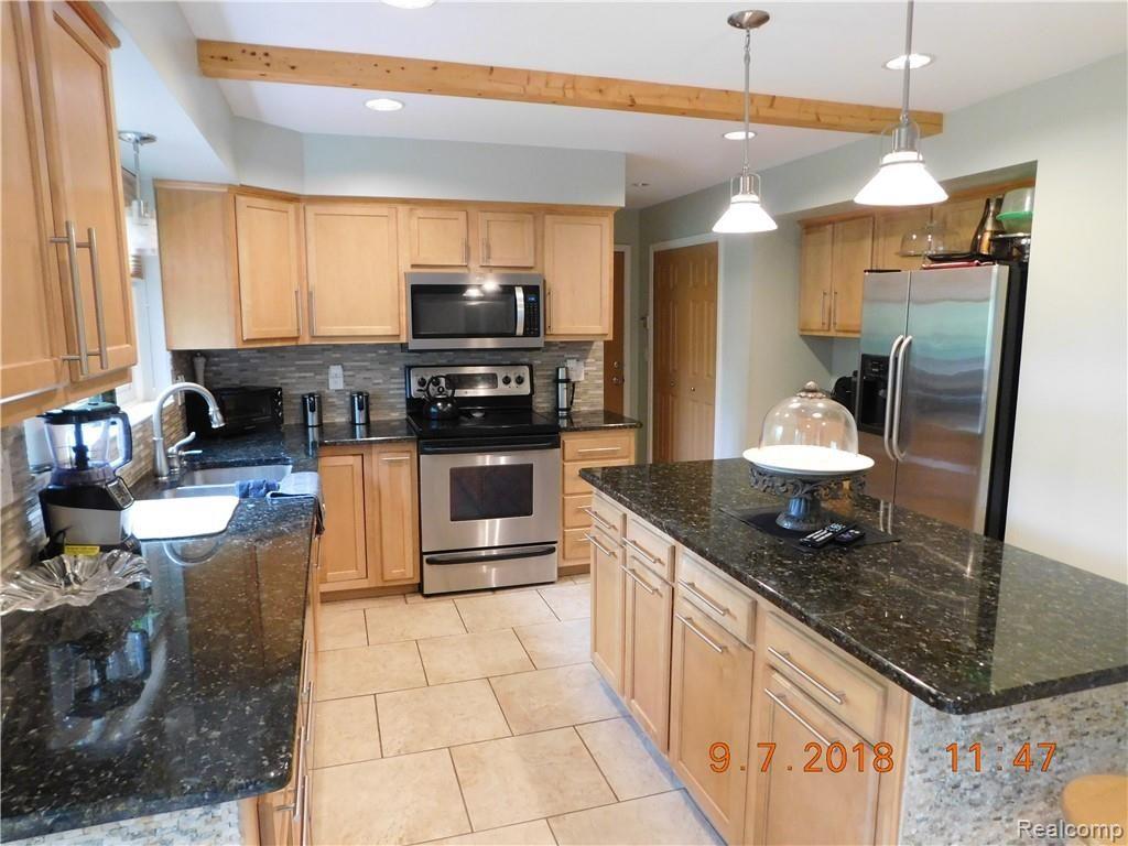 37335 Chesapeake Road Farmington Hills, MI 48335 - Photo 3 of 48