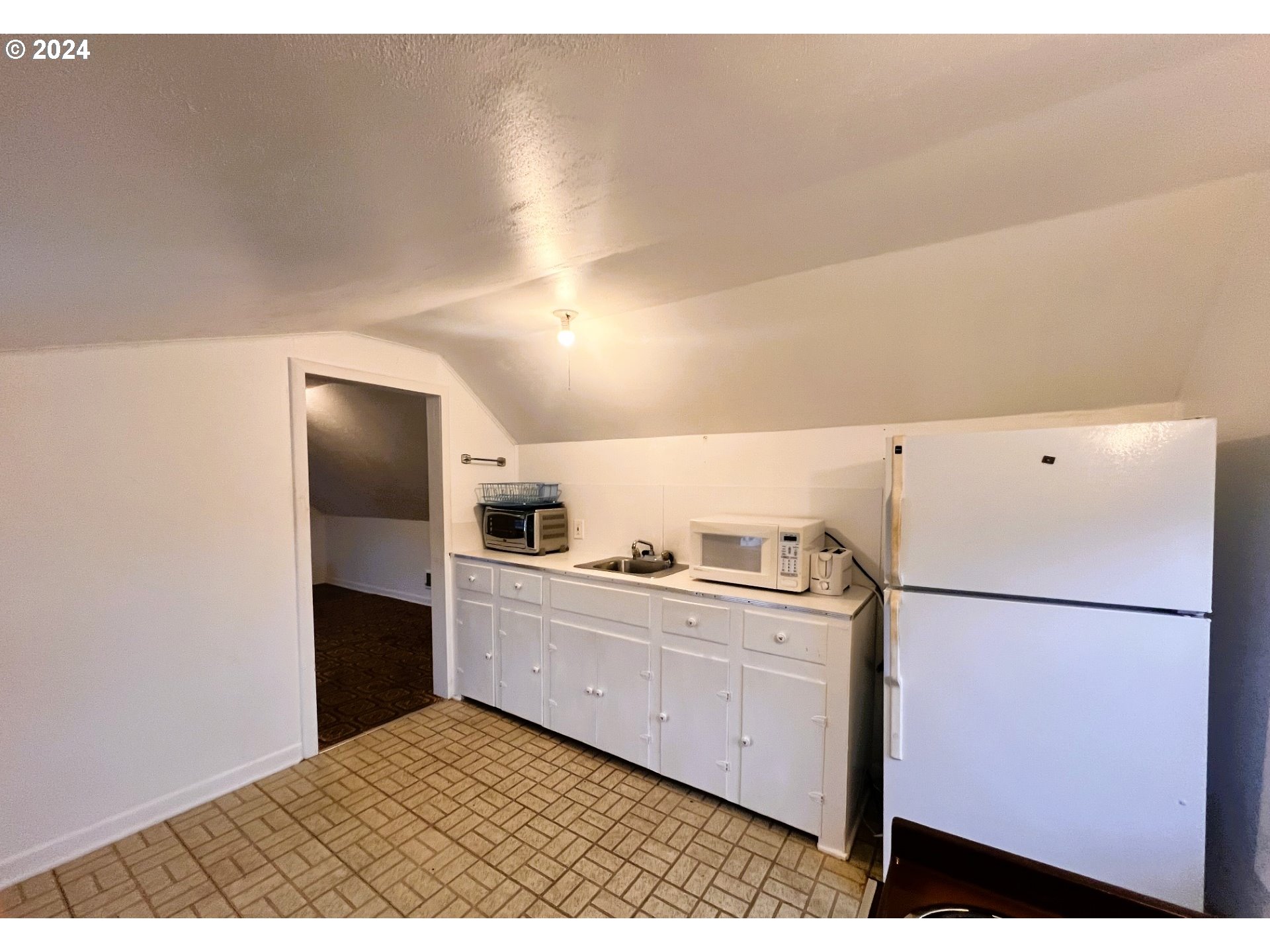 2149 Dogwood Avenue Reedsport, OR 97467 - Photo 31 of 41 a kitchen with granite countertop a refrigerator and a stove