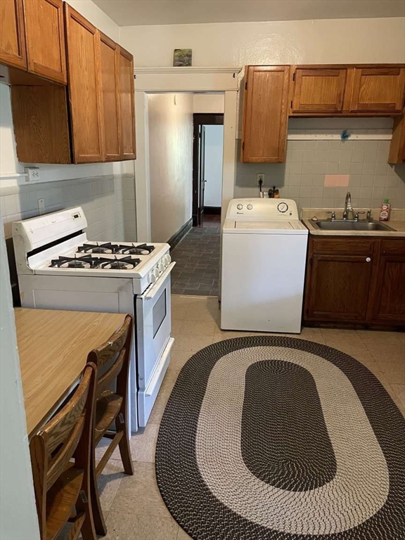 58-60 Lester Street Springfield, MA 01108 - Photo 8 of 20 a utility room with washer and dryer