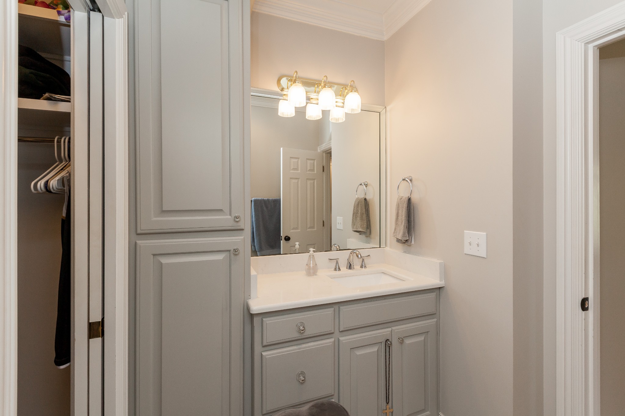 758 High Point Ridge Road Franklin, TN 37069 - Photo 17 of 28 a bathroom with a sink and a mirror