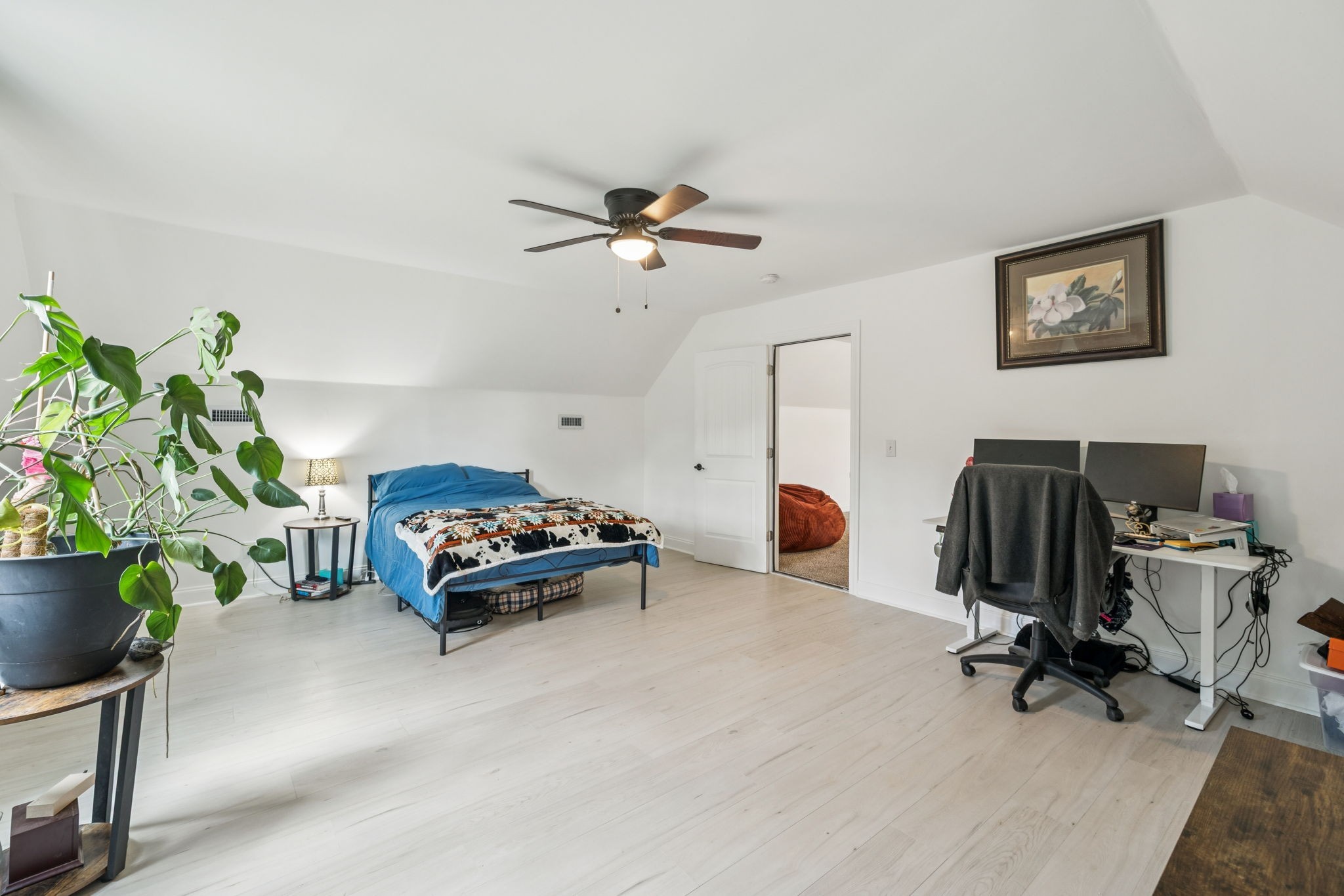 68 Taylor Road Manchester, TN 37355 - Photo 19 of 33 a living room with furniture gym equipment and a potted plant